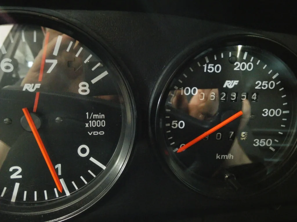 Tachometer and speedometer in a Porsche instrument cluster